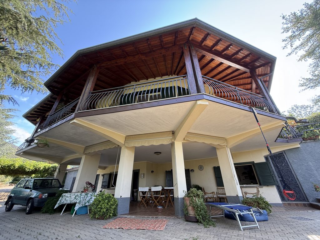 VILLA SINGOLA CON PARCO